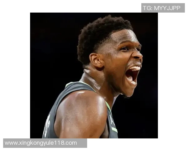 爱德华兹首节狂砍14分半场高效9中7三分命中2记助攻4次表现抢眼