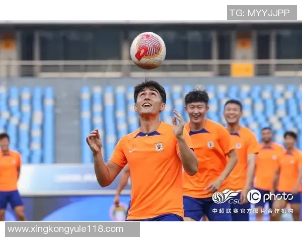 山东泰山队在武汉体育中心进行赛前踩场训练为即将到来的比赛做好准备